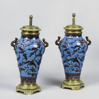 null Paire de vases en faïence à fond "bleu Deck" à décor aubergine en relief de...