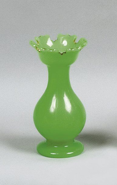 null Vase de forme balustre à large corolle découpée en opaline verte, reposant sur...