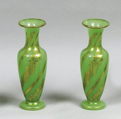 null Paire de vases balustre en opaline verte à décor de rinceaux et filets dorés...