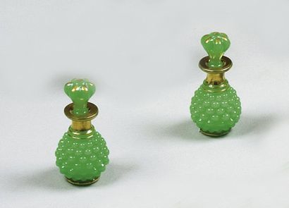 null Paire de petits vases et leur bouchon en opaline verte à décor moulé dit "ananas",...