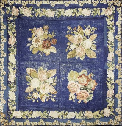 null Tapis au point à fond bleu et décor de fleurs. XIXème siècle (usé). 235 x 2...