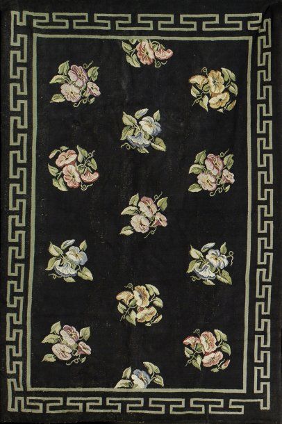 null Tapis genre Aubusson à fond noir à décor de fleurs polychromes. XIXème siècle....