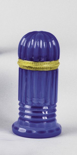 null Boîte cylindrique en opaline bleu lavande à décor de cannelures, la base taillée...