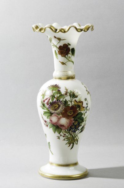 null Vase en opaline blanche et or à décor floral polychrome. XIXème siècle. Haut....