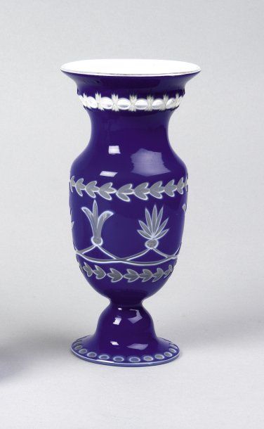 null Vase balustre à col évasé en verre overlay bleu et blanc à décor feuillagé stylisé....