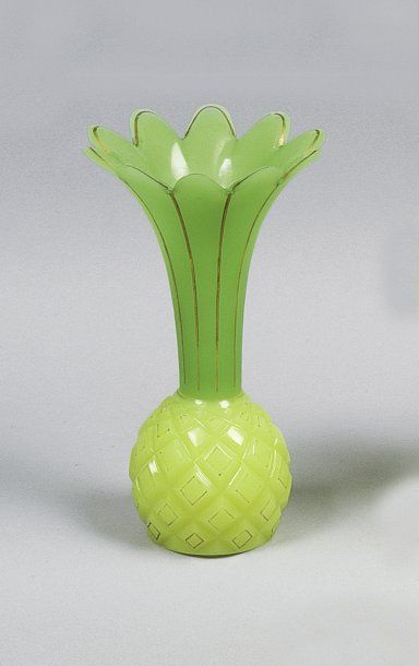 null Vase en forme d'ananas stylisé à haut col évasé polylobé en opaline jaune et...