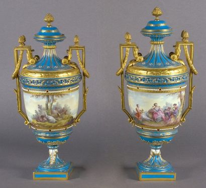 null PAIRE DE VASES couverts à deux anses, de forme balustre, en porcelaine à fond...