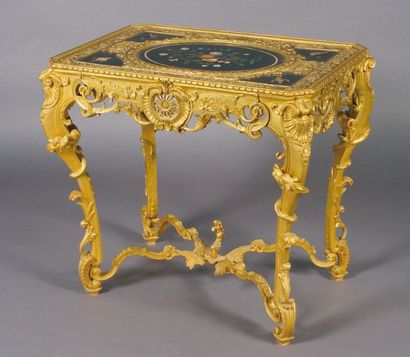null TABLE DE SALON de forme rectangulaire, en bronze doré ciselé et ajouré à décor...