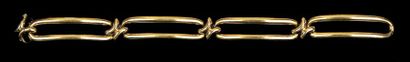 null Bracelet en or jaune fait de quatre maillons longs reliés par des agrafes. Poids...