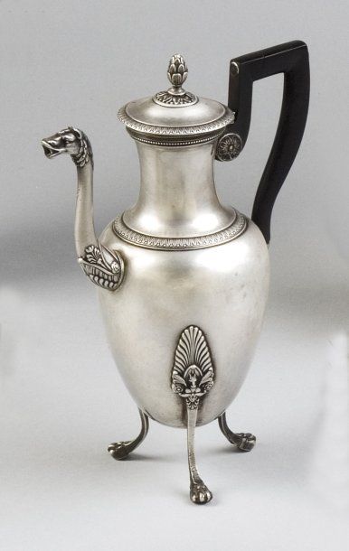 null Une cafetière en argent de forme ovoïde posant sur trois pieds griffes à attaches...