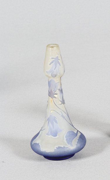 null GALLÉ. Vase en verre multicouche de forme évasée, le col suggérant un bulbe...
