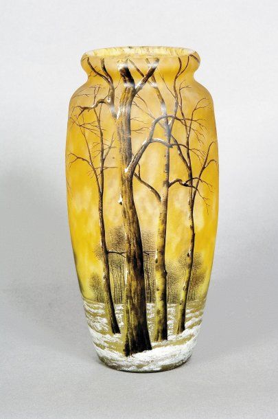 null DAUM. Vase à fond plat de forme fuselée, le col légèrement rétréci, en verre...