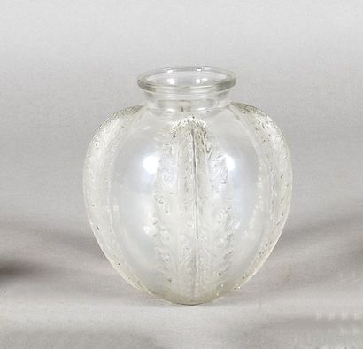 null LALIQUE Vase "chardon" en verre moulé et pressé. Haut. : 19 cm.