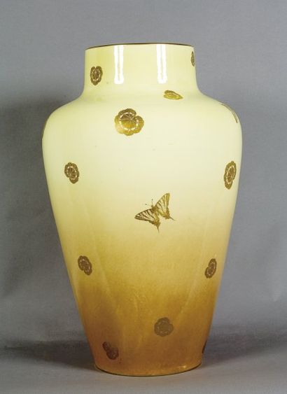null SÈVRES Vase à col rétréci en porcelaine à fond crème à décor stylisé de fleurs...