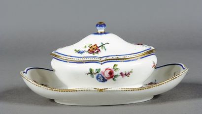 null Saucière couverte en porcelaine à fond blanc et décor de fleurs. Bordure dorée....