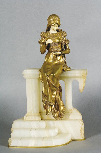 null Statue en bronze doré et ivoire représentant une jeune femme en costume du Moyen...