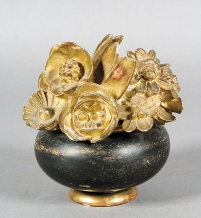 null Vase en bois peint et doré contenant un bouquet de fleurs en bois sculpté et...