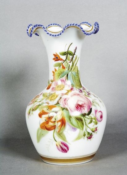 null Vase en verre opalin à décor d'un bouquet de fleurs polychromes et rehauts d'or...