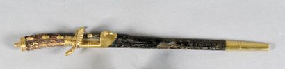 null Une dague de chasse en métal doré et corne à décor de glands de chêne. XIXème...