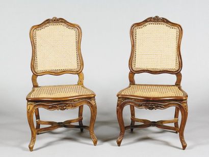 null Deux chaises pouvant former paire en bois naturel mouluré et sculpté de motifs...