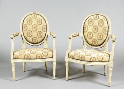null Deux fauteuils pouvant former paire à dossier médaillon en bois mouluré et relaqué....