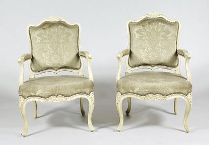 null Une paire de fauteuils en bois laqué gris mouluré et sculpté à dossier plat....