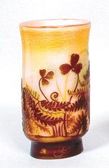 Emile GALLÉ (1846-1904) Petit vaseen verre multicouche à décor de trèfles et de fougères...