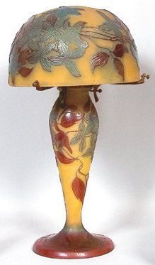 Emile GALLÉ (1846-1904) Lampe en verre triple couche à décor brun et vert de clématites...