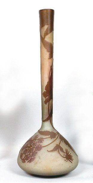 Emile GALLÉ (1846-1904) Vaseà long col en verre triple couche à décor floral brun...