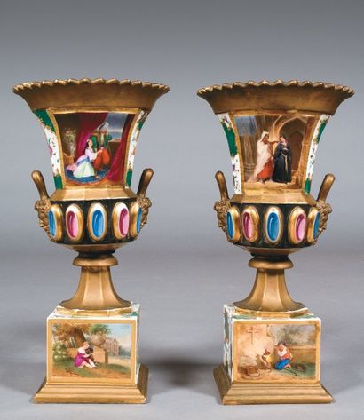 null Paire de vases de forme Médicis en porcelaine de Paris à décor polychrome et...