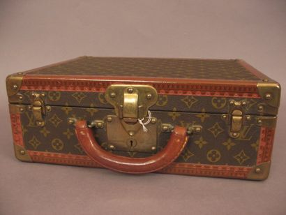 LOUIS VUITTON Valise "Cotteville" en toile monogram, bordures lozinées, coins, fermetures...