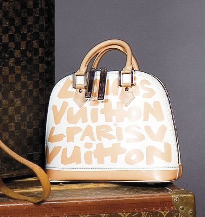 LOUIS VUITTON Sac « Alma » en cuir blanc tagué de beige, fermeture éclair, double...