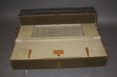 LOUIS VUITTON rue Scribe Malle courrier en toile monogram chiffrée M.R, renforts...