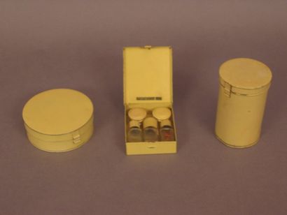 LOUIS VUITTON Ensemble de 3 boîtes en tôle émaillée jaune, l'une pour la poudre,...