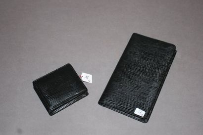 LOUIS VUITTON Lot comprenant un porte-carte et un porte-monnaie en cuir épi noir