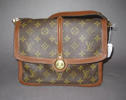 LOUIS VUITTON Sac "Passy" à 3 soufflets en toile monogram et cuir gold, fermoir en...