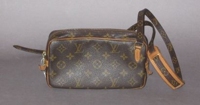 LOUIS VUITTON "Pochette Marly bandoulière" en toile monogram et cuir naturel, fermeture...