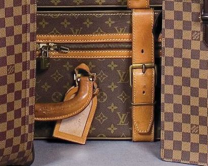 LOUIS VUITTON Valise semi souple en toile monogram et cuir naturel, fermeture éclair,...