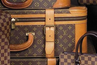 LOUIS VUITTON Valise semi souple en toile monogram et cuir naturel, fermeture éclair,...