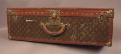 LOUIS VUITTON Valise en toile monogram au pochoir chiffrée G.G., bordures lozinées,...