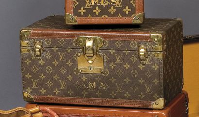 LOUIS VUITTON avenue Marceau Vanity "Boîte Bouteilles" chiffré A.M.A en toile monogram,...