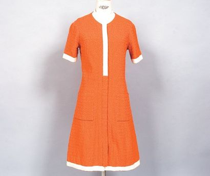 HERMÈS Paris circa 1970 Robe en jersey orange cloqué figurant des H, encolure ronde,...