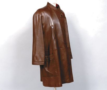 HERMÈS Paris Manteau en cuir agneau bordeaux, doublé de lainage écossais, effet de...