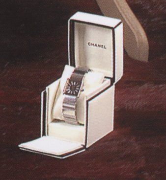 CHANEL daté 1989 Montre de dame en métal argenté de forme carré, bracelet à l'identique...
