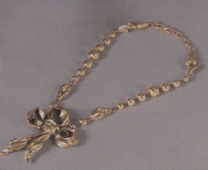 Yves Saint LAURENT Collier en bronze doré composé de perles et de pépites et orné...