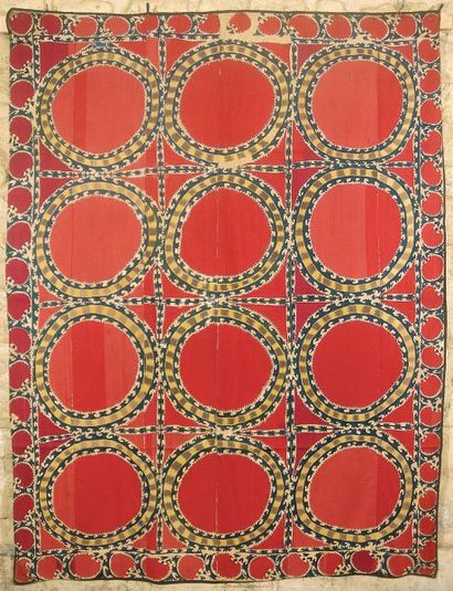 null Ancienne Pskent Suzani en soie d'Asie centrale à décor de grands cercles rouges....