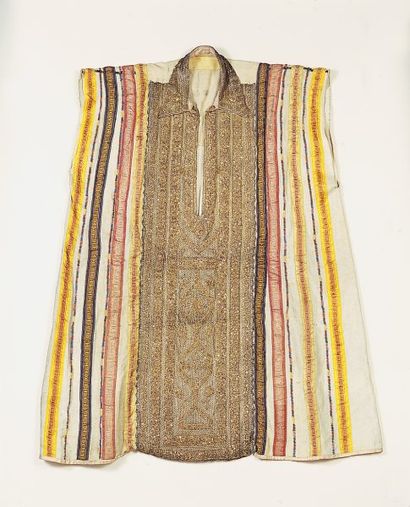 null Qmejja (robe nuptiale) très légèrement trapézoïdale, en coton beige dont le...
