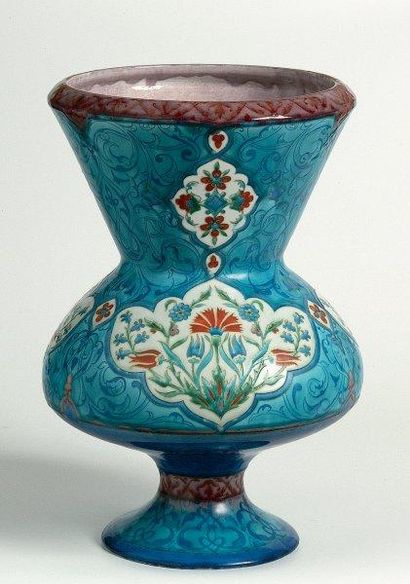 DECK (Théodore) Grand vase en faïence émaillée au plomb en forme de lampe de mosquée,...