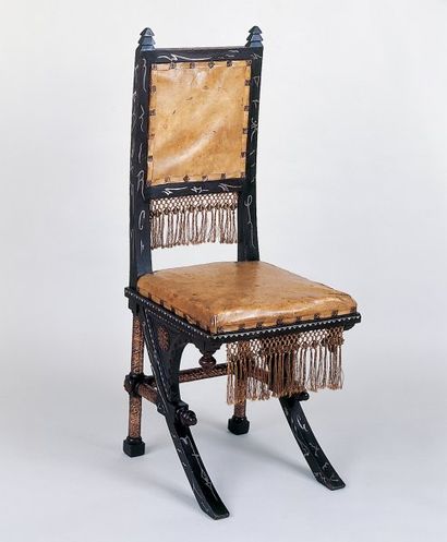 BUGATTI (Carlo) Chaise à montant curviligne, marquetée de motifs feuillagés et géométriques,...