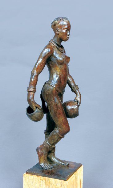 DARBAUD (né en 1943) Jeune femme africaine. Epreuve en bronze à patine brune. Haut.totale...